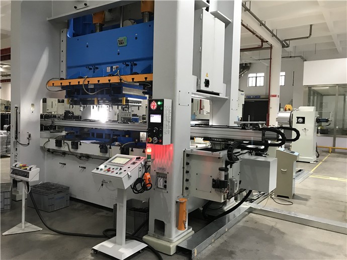 沖壓生產(chǎn)安全隱患如何降低？使用沖床機(jī)械手的重要性解析